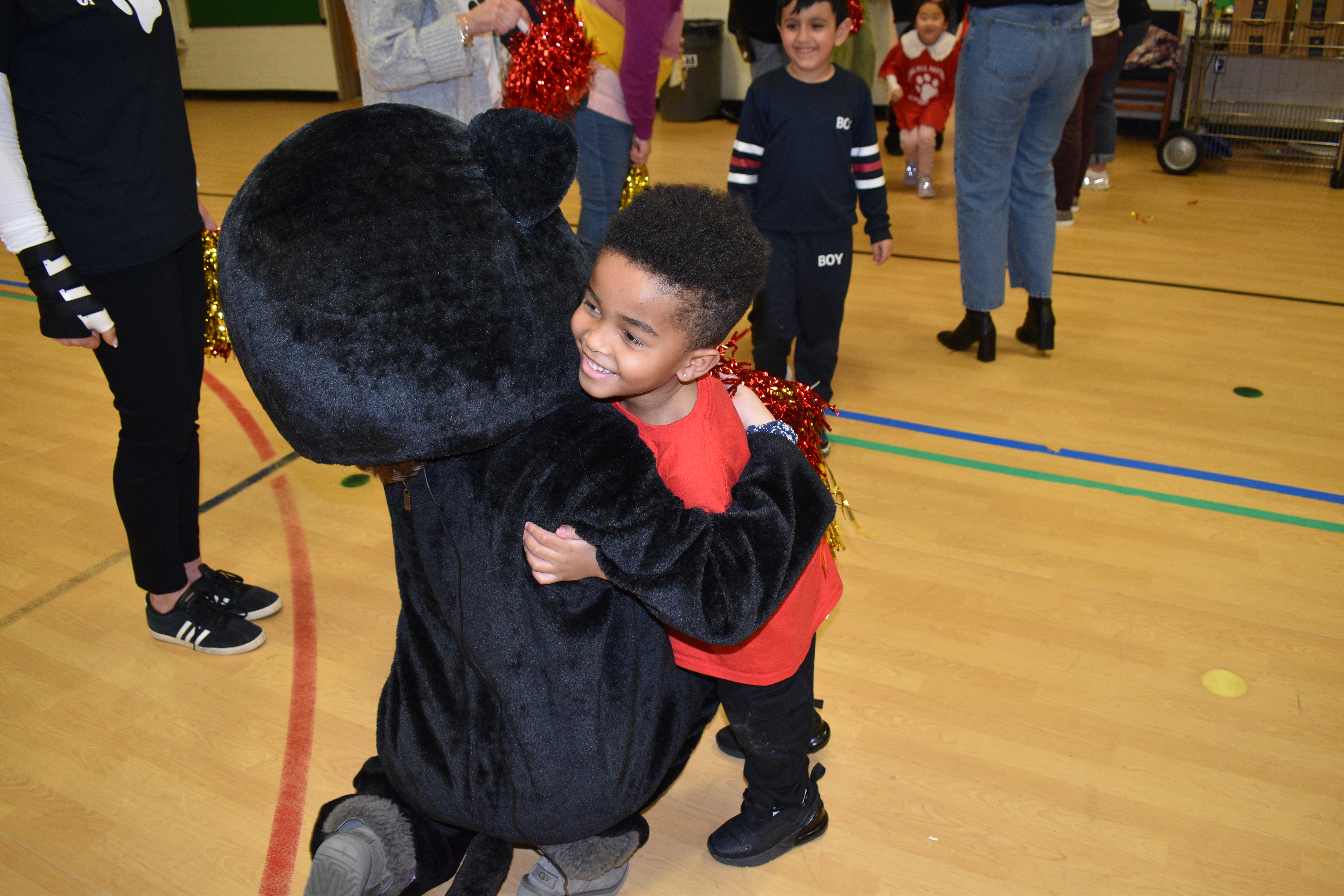 student hugging mascot